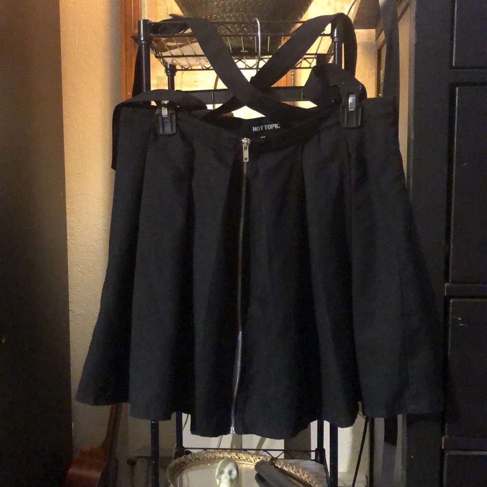 Pleated skirt with suspenders